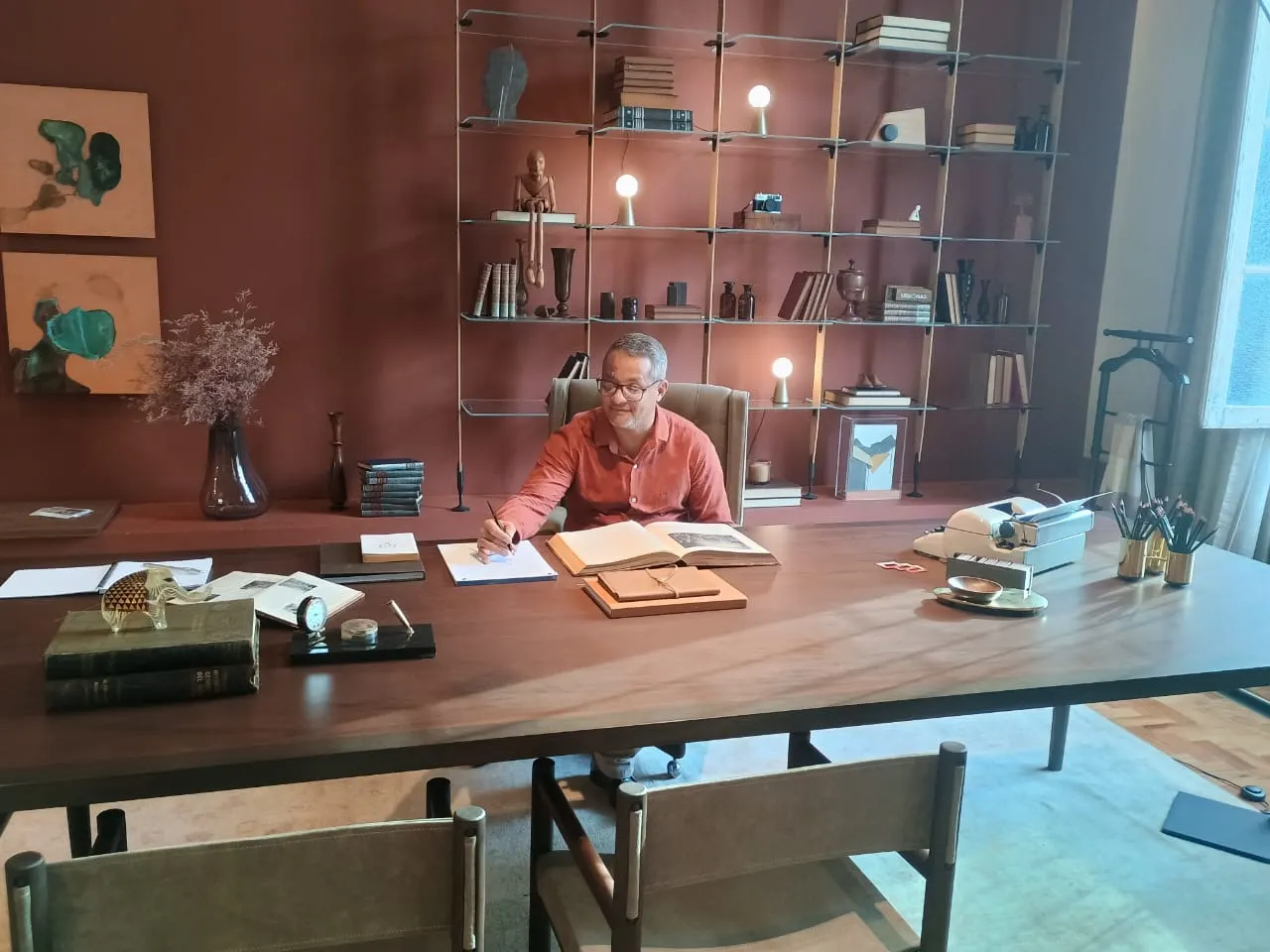 Gerson em atendimento no consultório